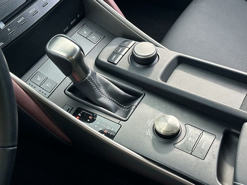 2017 Lexus IS 200t - 23004493 - 17