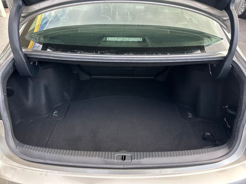 2017 Lexus IS 200t - 23004493 - 19