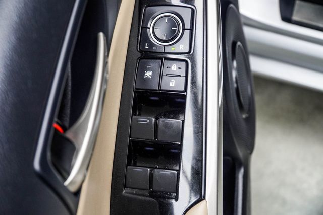 2017 Lexus IS 200t - 23007809 - 32