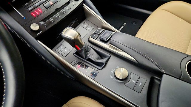 2017 Lexus IS IS Turbo w/ Navigation, Premium Pkg & Blind Spot Monitor - 23029852 - 16