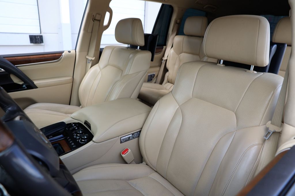 2017 Lexus LX 570 photo 3