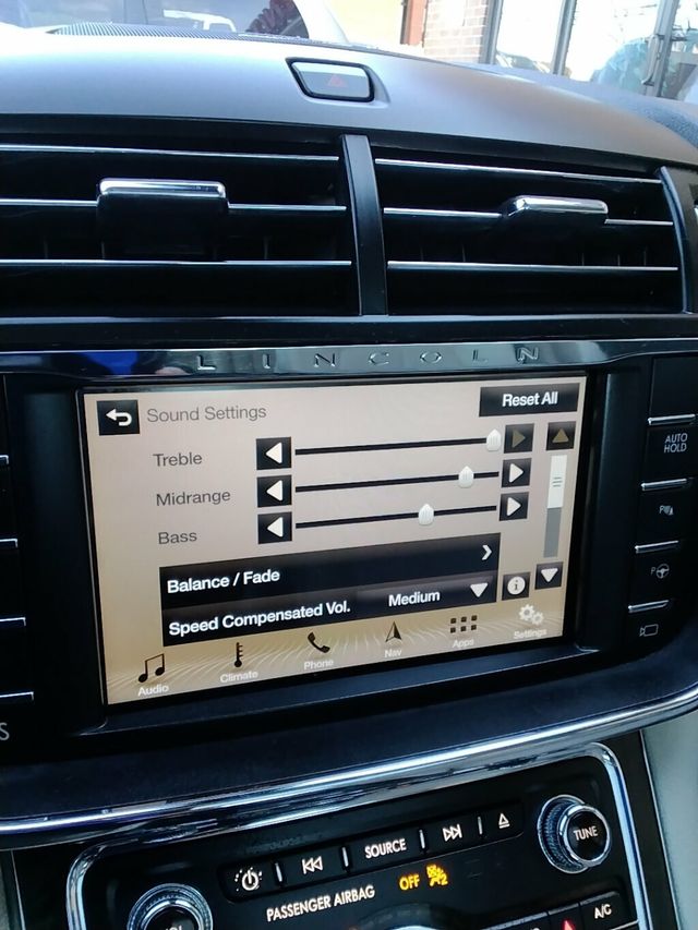 2017 Lincoln Continental Reserve AWD - 22986351 - 19