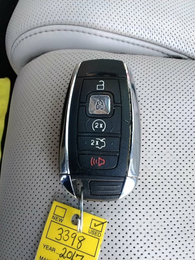 2017 Lincoln Continental Reserve AWD - 22986351 - 34