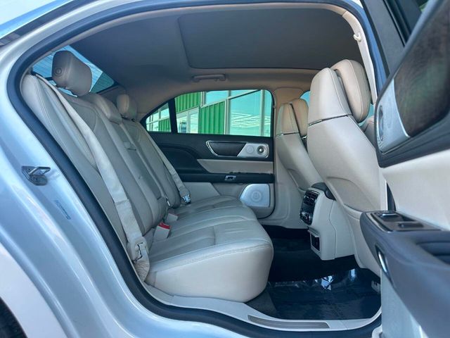 2017 Lincoln Continental Reserve AWD - 22947825 - 16