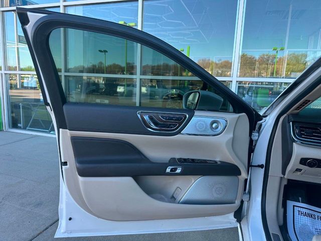 2017 Lincoln Continental Reserve AWD - 22947825 - 21