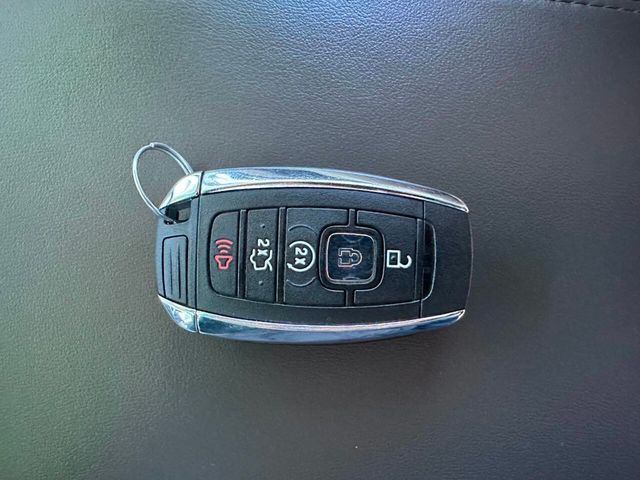 2017 Lincoln Continental Reserve AWD - 22947825 - 45