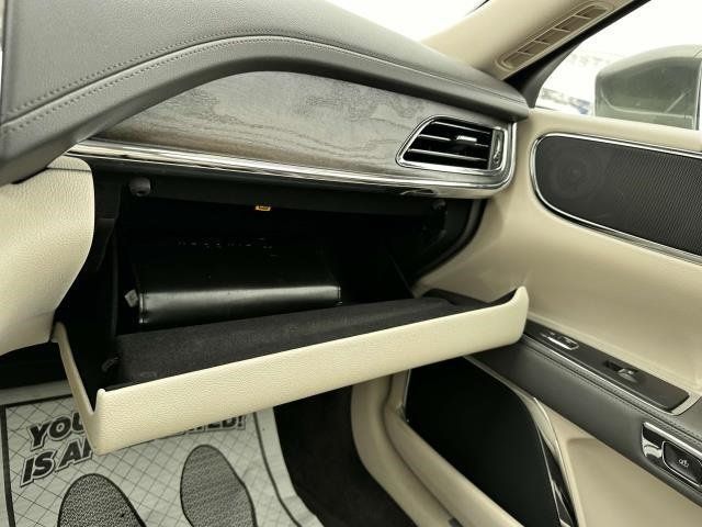 2017 Lincoln Continental Select AWD - 22356804 - 28