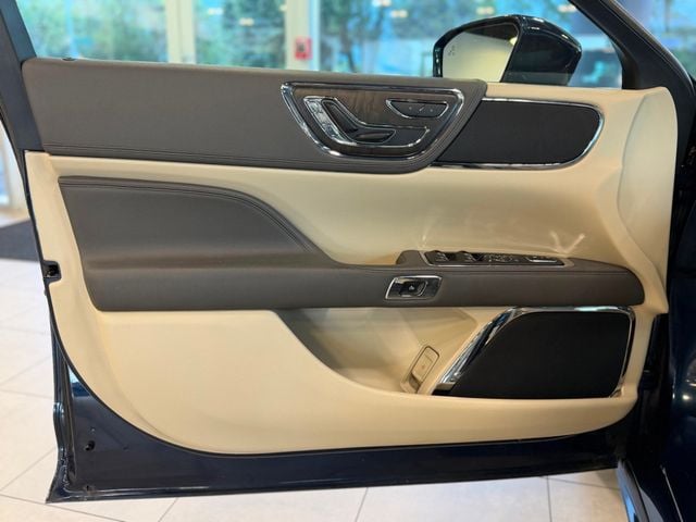 2017 Lincoln Continental Select FWD - 23039536 - 17