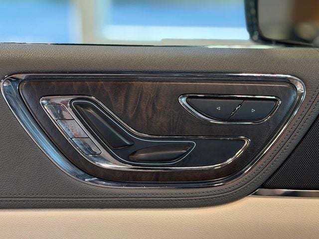 2017 Lincoln Continental Select FWD - 23039536 - 18