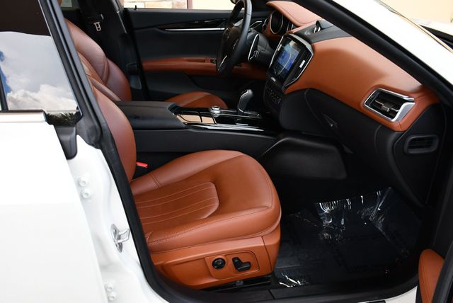 2017 Maserati Ghibli S Q4 3.0L Sedan W/Premium & Driver Assistance Packages - 22902765 - 18