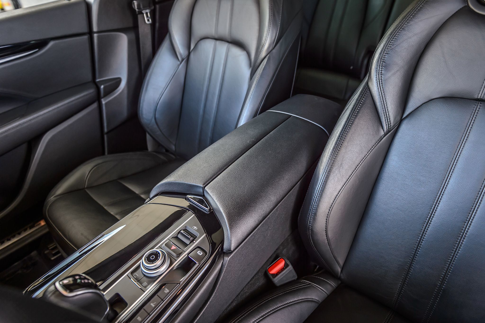 2017 Maserati Levante photo 32