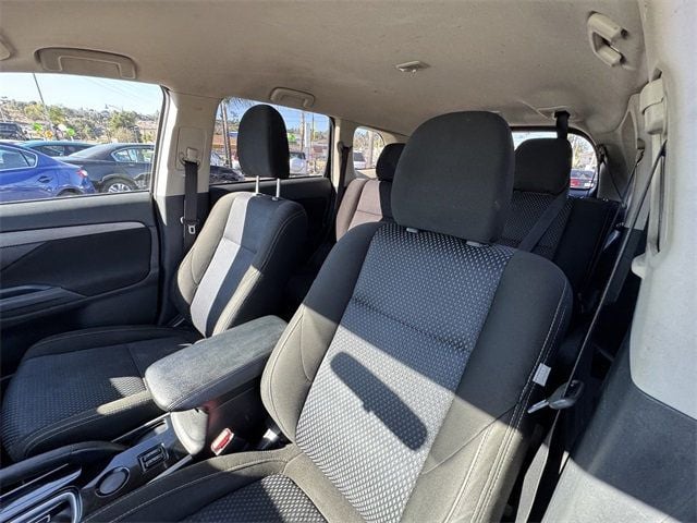 2017 Mitsubishi Outlander SE - 22740255 - 17