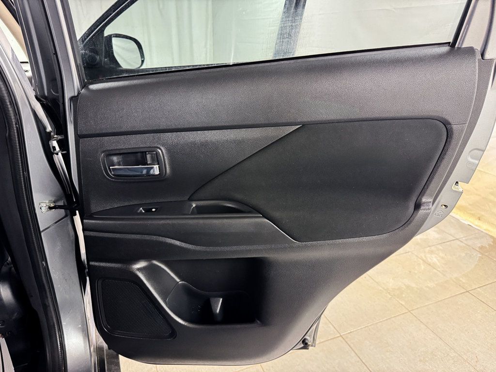 2017 Mitsubishi Outlander SE - 22990340 - 16