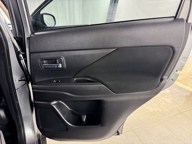 2017 Mitsubishi Outlander SE - 22990340 - 16