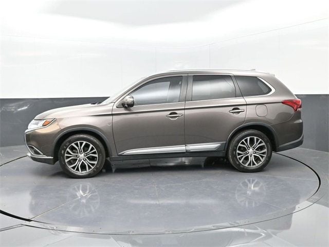 2017 Mitsubishi Outlander SE photo 2