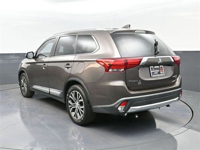 2017 Mitsubishi Outlander SE photo 3