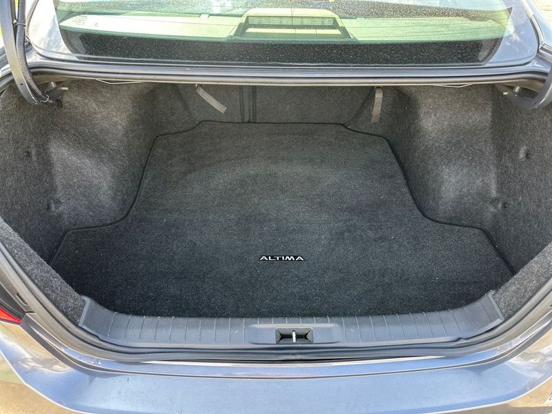 2017 Nissan Altima 2.5 SV - 22998387 - 19