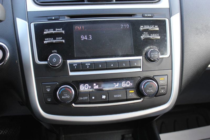 2017 Nissan Altima 2.5 SV - 22879656 - 19