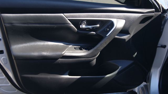 2017 Nissan Altima SR - Photo 22
