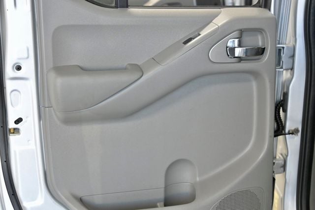 2017 Nissan Frontier Crew Cab 4x2 SV V6 Automatic - 23028797 - 10