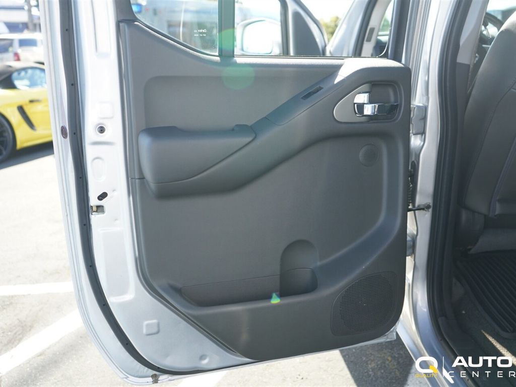 2017 Nissan Frontier Crew Cab 4x4 PRO-4X Automatic - 23094991 - 23