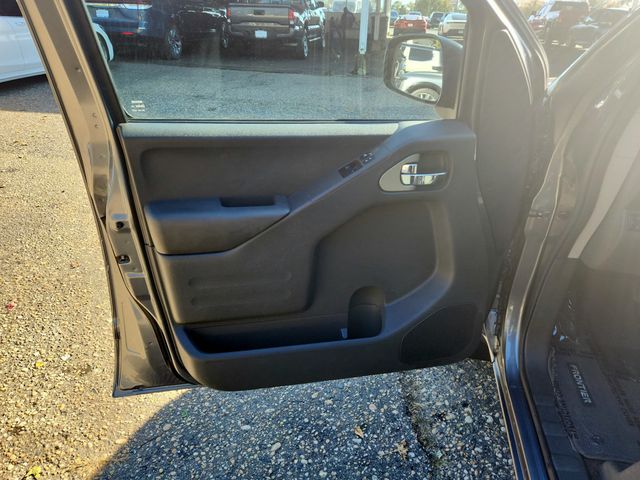 2017 Nissan Frontier King Cab 4x2 SV Automatic with Hardtop Canopy Tonneau Cover - 22941996 - 9