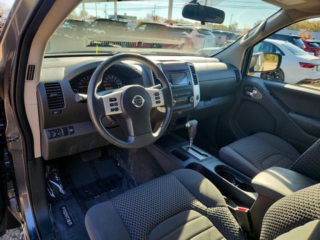 2017 Nissan Frontier King Cab 4x2 SV Automatic with Hardtop Canopy Tonneau Cover - 22941996 - 11