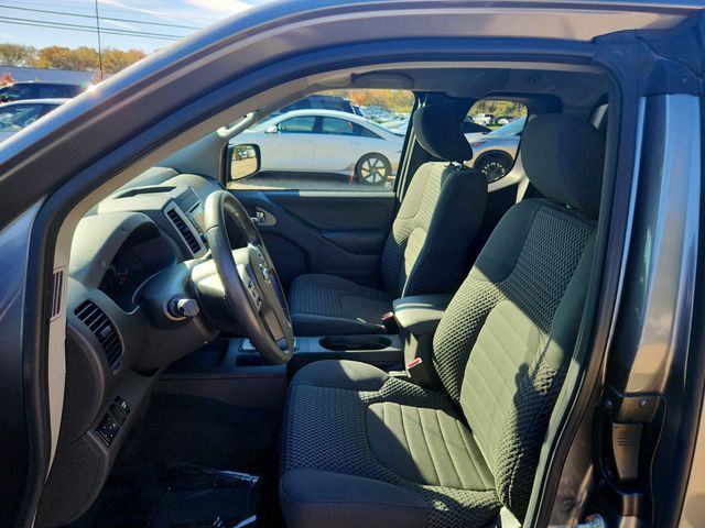 2017 Nissan Frontier King Cab 4x2 SV Automatic with Hardtop Canopy Tonneau Cover - 22941996 - 19