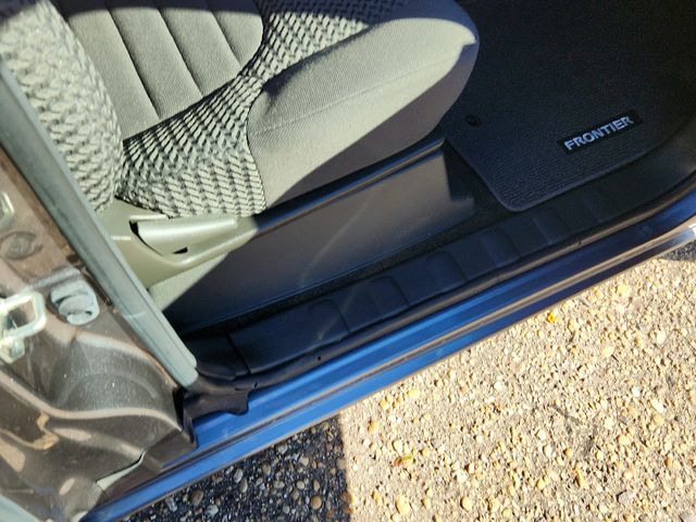 2017 Nissan Frontier King Cab 4x2 SV Automatic with Hardtop Canopy Tonneau Cover - 22941996 - 23