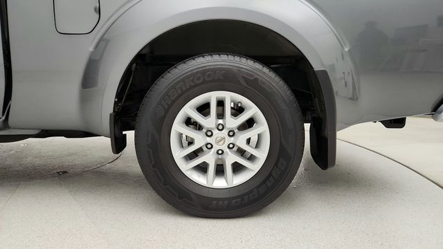 2017 Nissan Frontier King Cab 4x2 SV Automatic with Hardtop Canopy Tonneau Cover - 22941996 - 26