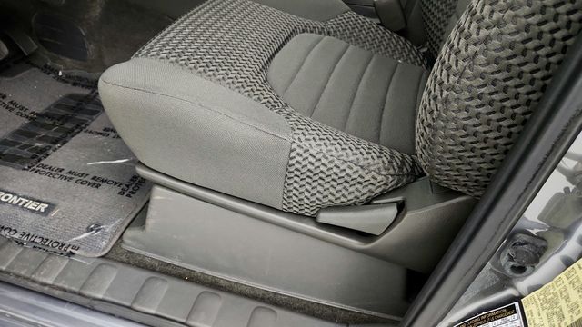 2017 Nissan Frontier King Cab 4x2 SV Automatic with Hardtop Canopy Tonneau Cover - 22941996 - 28