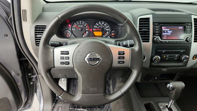 2017 Nissan Frontier King Cab 4x2 SV Automatic with Hardtop Canopy Tonneau Cover - 22941996 - 30