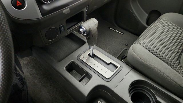 2017 Nissan Frontier King Cab 4x2 SV Automatic with Hardtop Canopy Tonneau Cover - 22941996 - 33