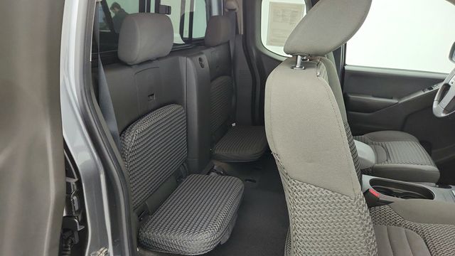 2017 Nissan Frontier King Cab 4x2 SV Automatic with Hardtop Canopy Tonneau Cover - 22941996 - 38