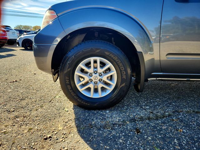 2017 Nissan Frontier King Cab 4x2 SV Automatic with Hardtop Canopy Tonneau Cover - 22941996 - 8