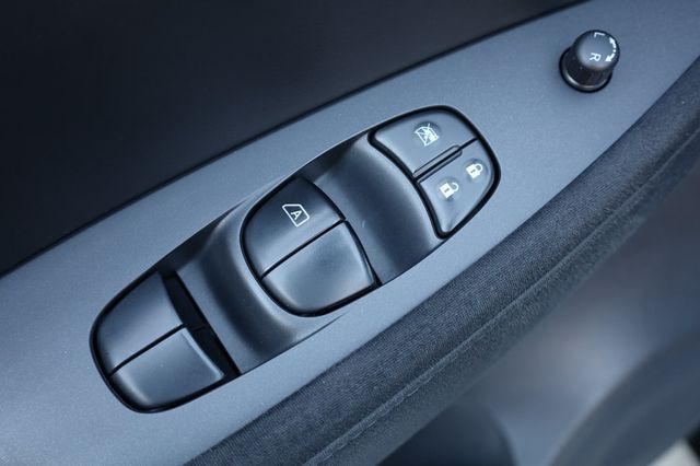 2017 Nissan Leaf  - 22980416 - 35