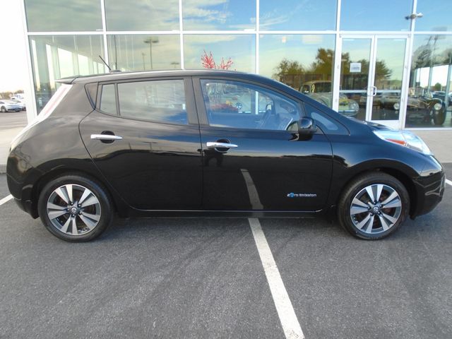 2017 Nissan Leaf SV Hatchback - 22942052 - 2