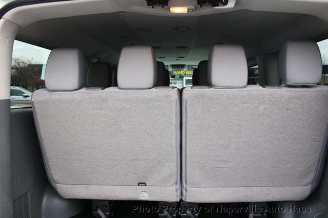 2017 Nissan NV Passenger 3500 HD S V6 - 22953615 - 19