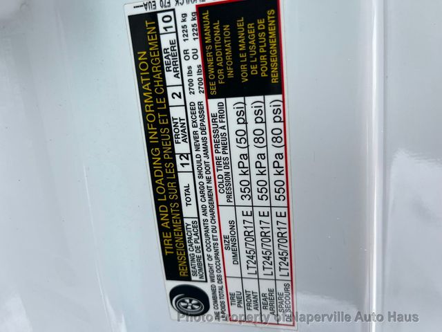 2017 Nissan NV Passenger 3500 HD S V6 - 22953616 - 26