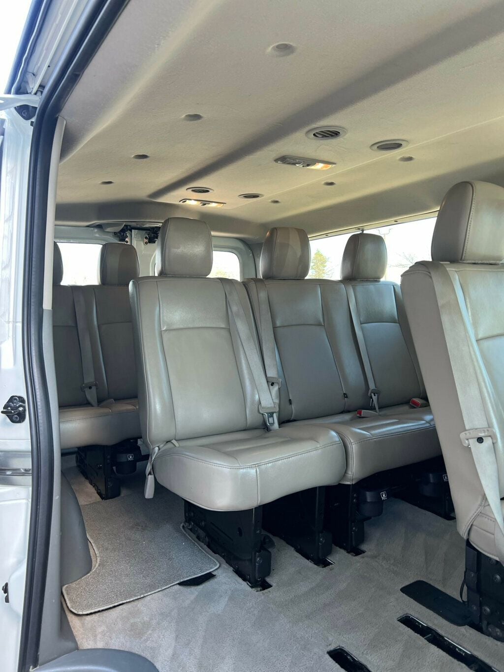 2017 Nissan NV Passenger V8 SL - 23000499 - 10