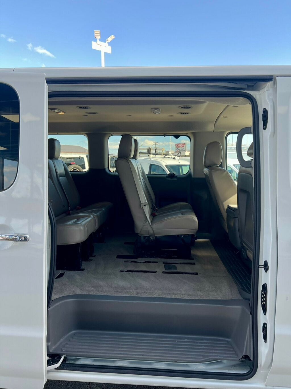 2017 Nissan NV Passenger V8 SL - 23000499 - 12