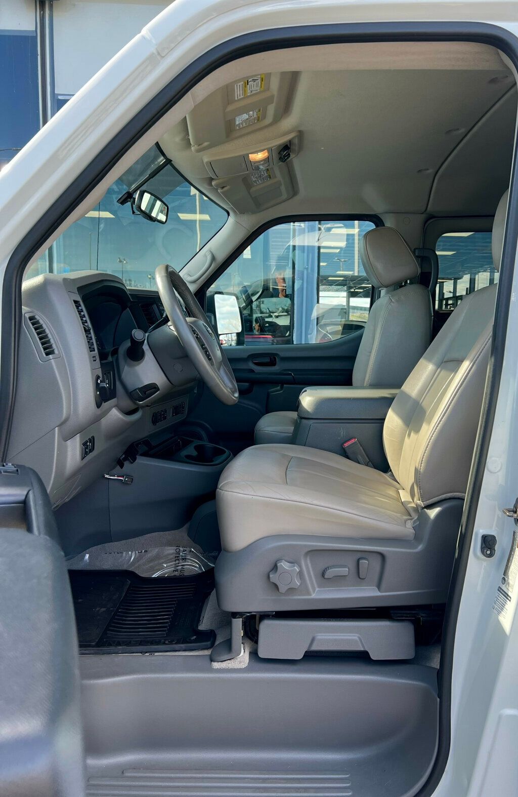 2017 Nissan NV Passenger V8 SL - 23000499 - 17
