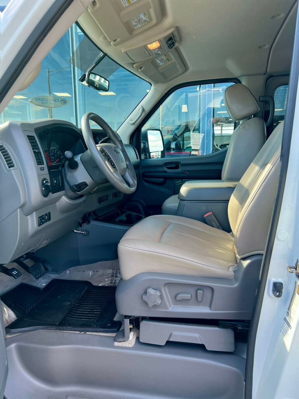 2017 Nissan NV Passenger V8 SL - 23000499 - 18