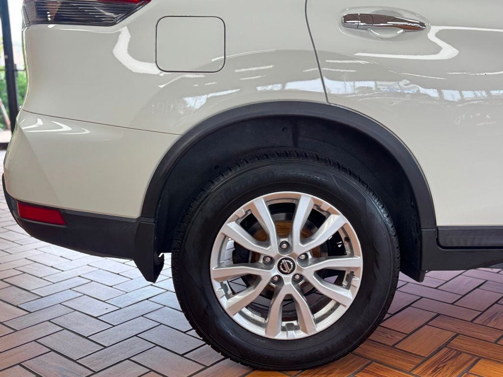 2017 Nissan Rogue AWD SV photo 9