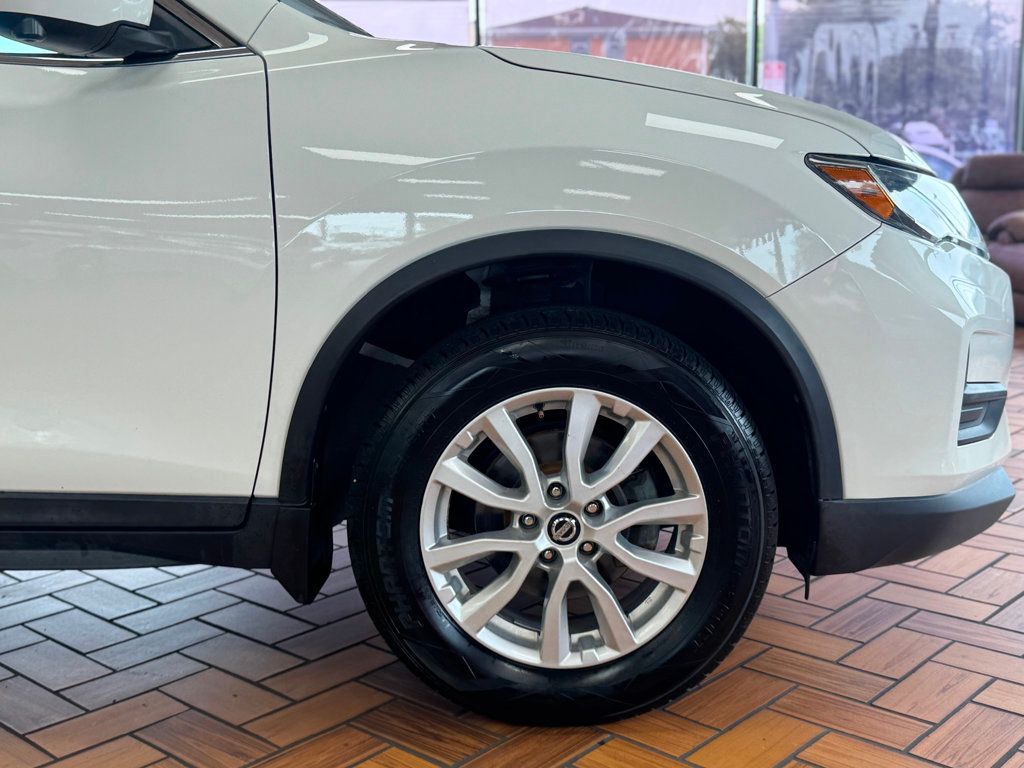 2017 Nissan Rogue AWD SV photo 10