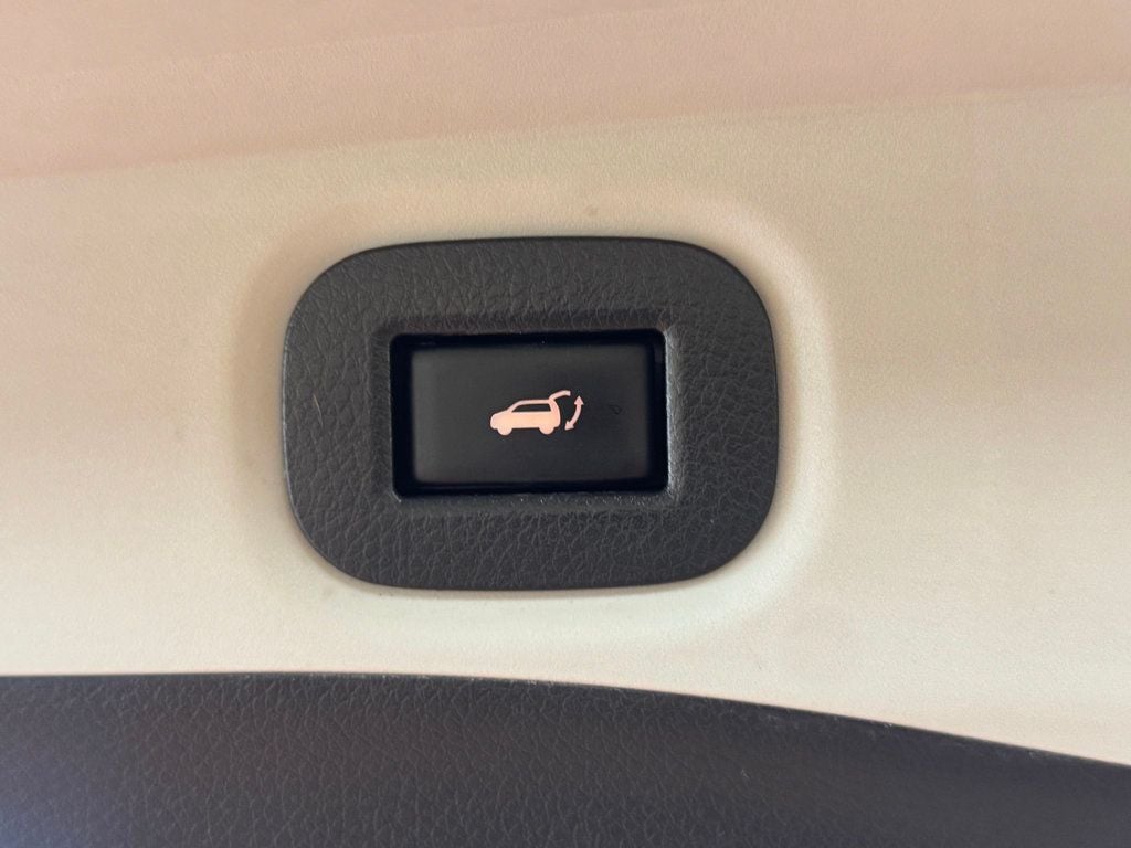 2017 Nissan Rogue AWD SV photo 17