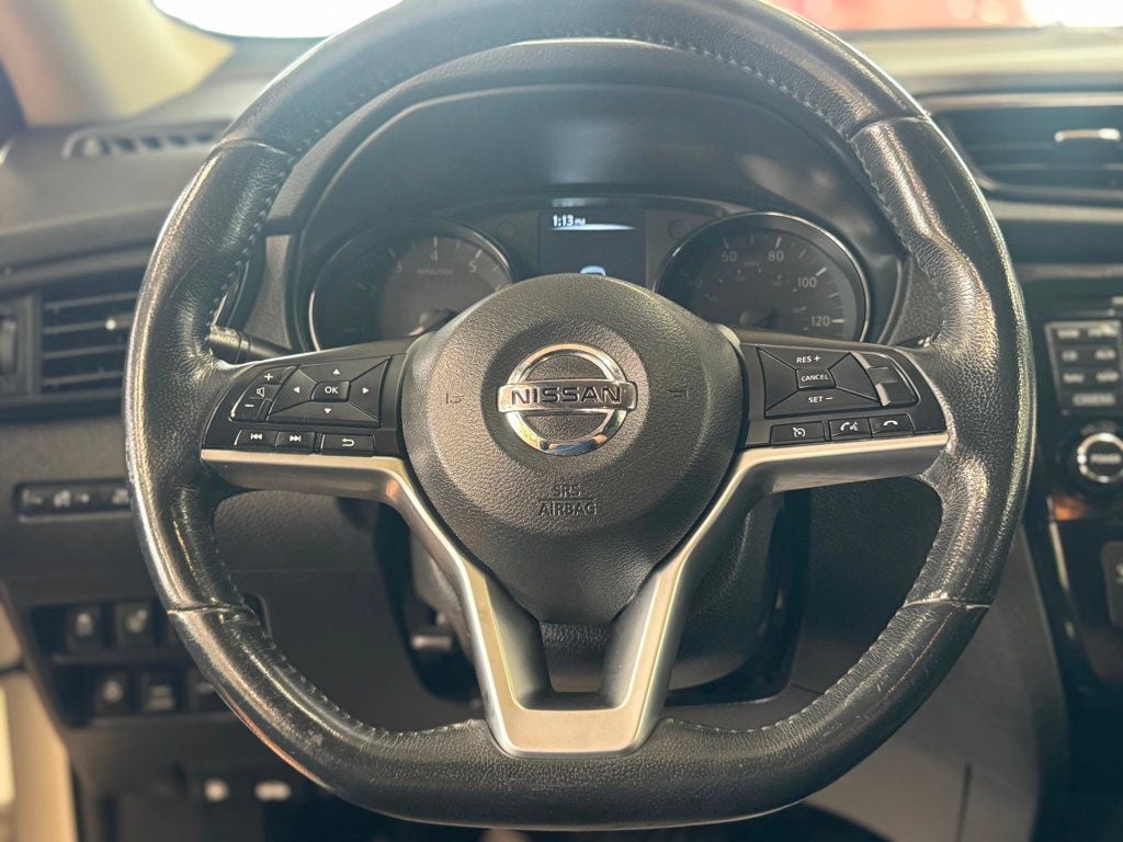 2017 Nissan Rogue AWD SV photo 18