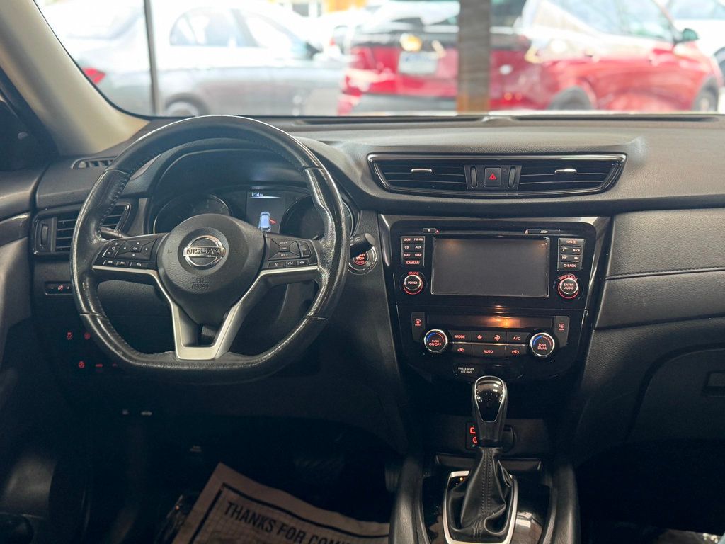 2017 Nissan Rogue AWD SV photo 24