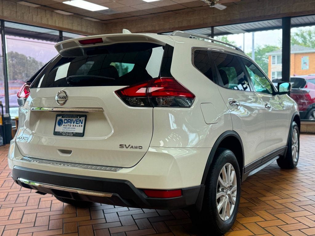 2017 Nissan Rogue AWD SV photo 2