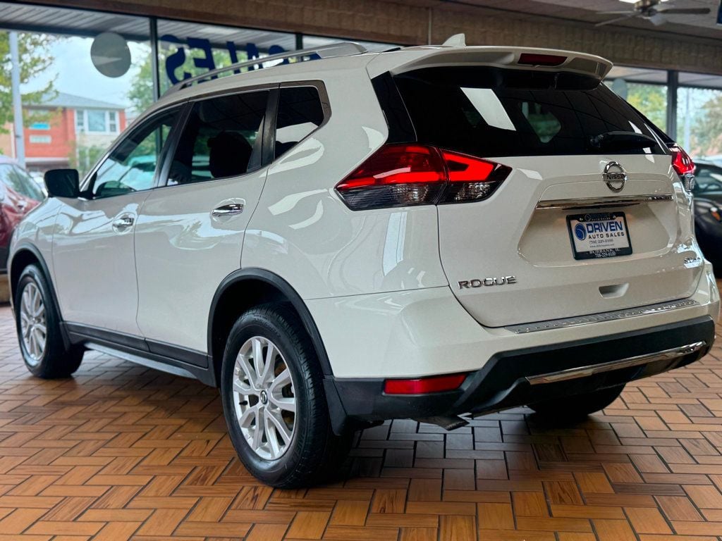 2017 Nissan Rogue AWD SV photo 4